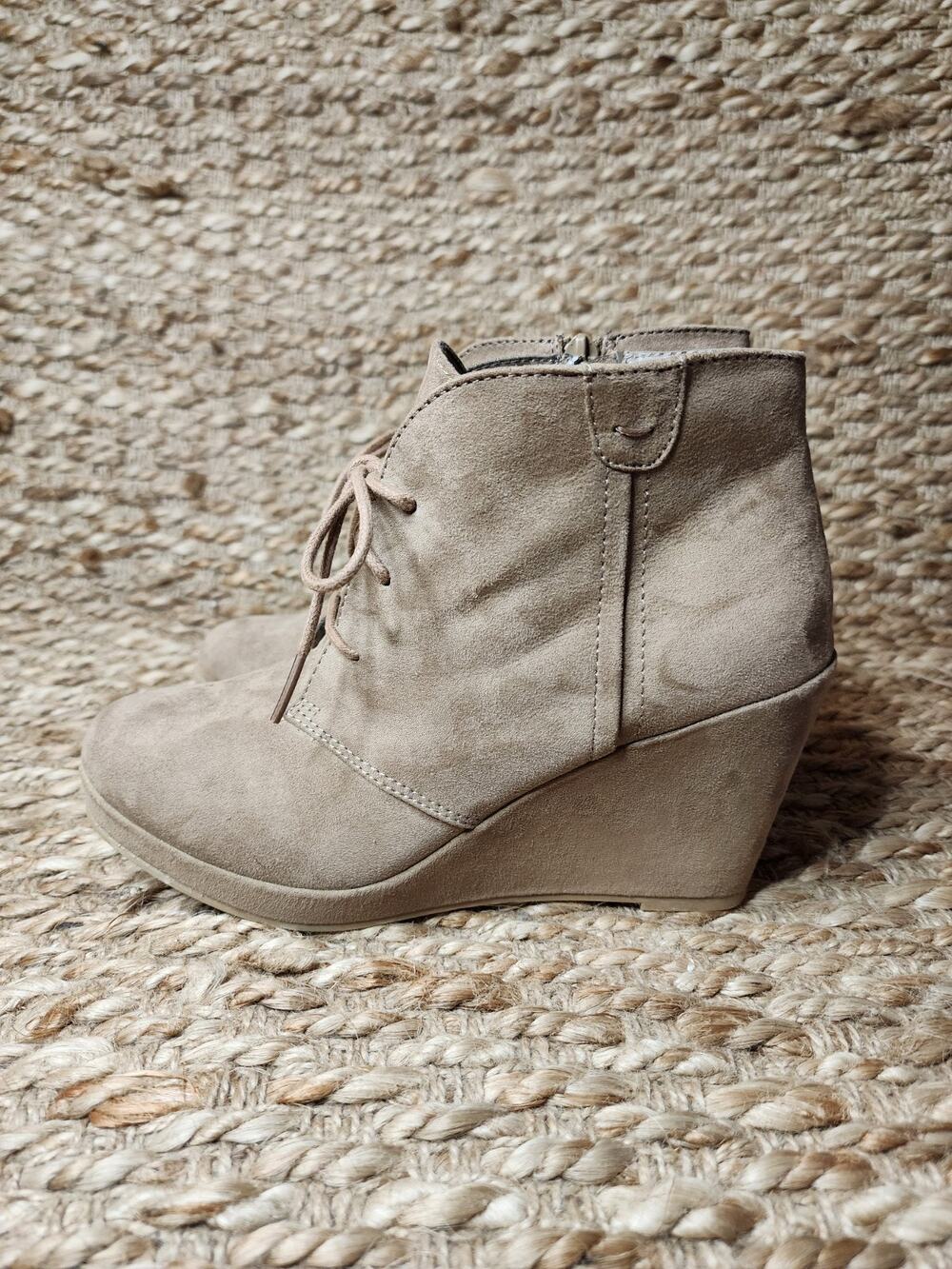 MERONA BROWN SUEDE LACE UP WEDGE HEELED ANKLE BOOTS Women’s Size 7